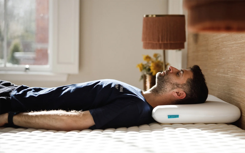 چه پوزیشن خوابیدنی برای زیبایی چهره بهتر است؟